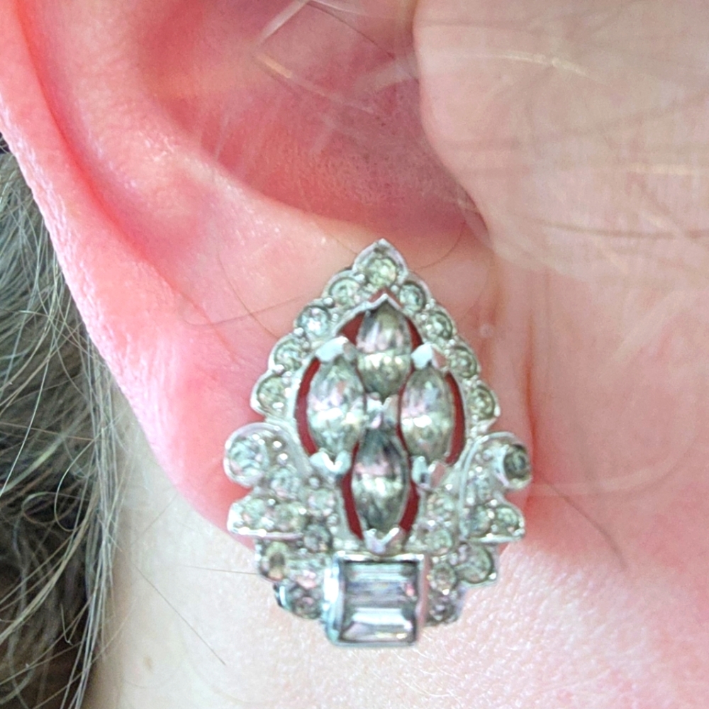 Vintage Signed Mazer Clear Rhinestone Silvertone Clip On Earrings Textured